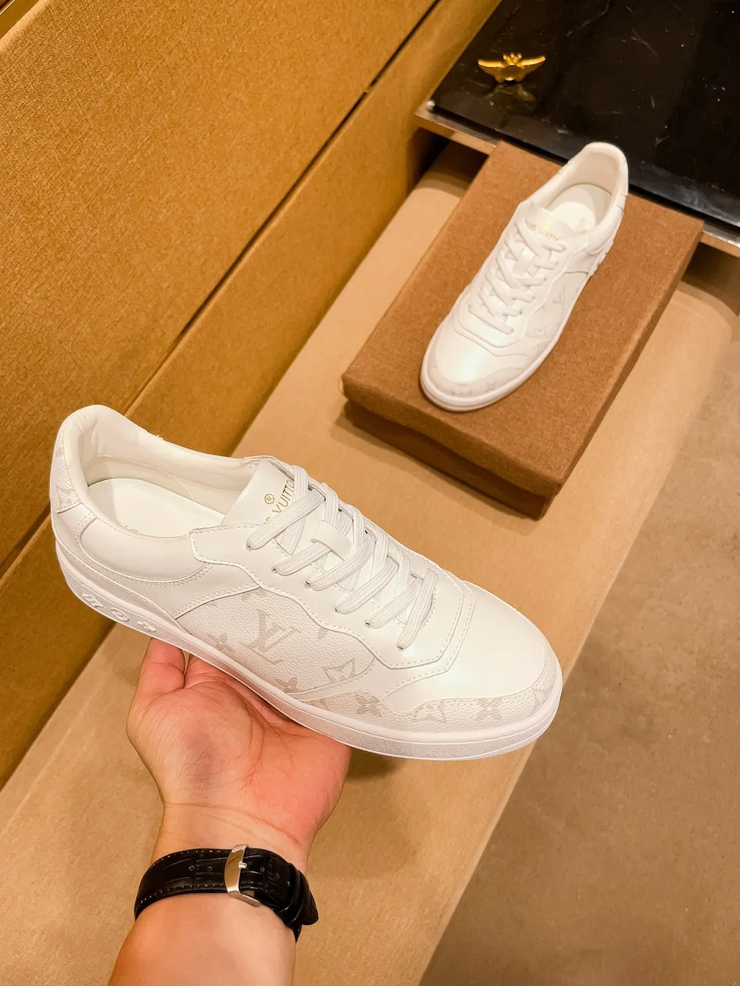 Men's shoes💰 400💰[LV]🔥Louis Vuitton, high-end men's shoes brand, official website 1:1 latest masterpiece: the upper is made of Italian imported first-layer cowhide with a comfortable and breathable lining➕original non-slip and wear-resistant outsole🔥, making walking more convenient and comfortable! An exclusive new model, a stunning work, a beautiful 1:1 replica [color] compared to the official quality! Create a fashionable personality to set off your uniqueness! A must-have for trendy men! Classic🔥Size: 38-44 Color: 🔥Multiple colors available🔥